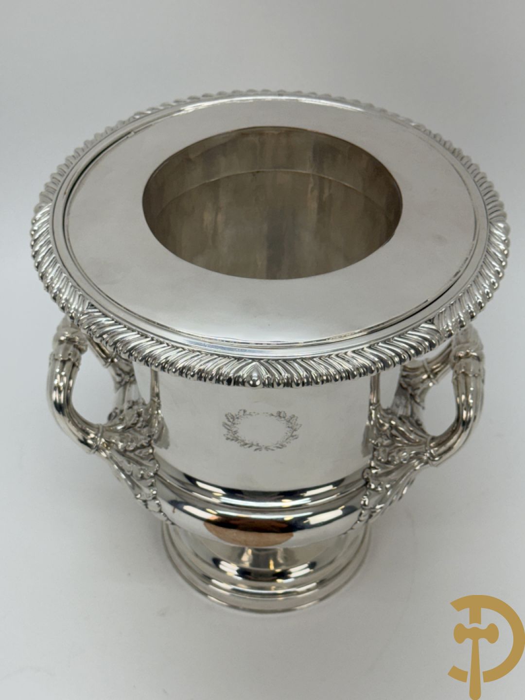 Verzilverde champagne emmer met 2 oren en embleem van larierkrans