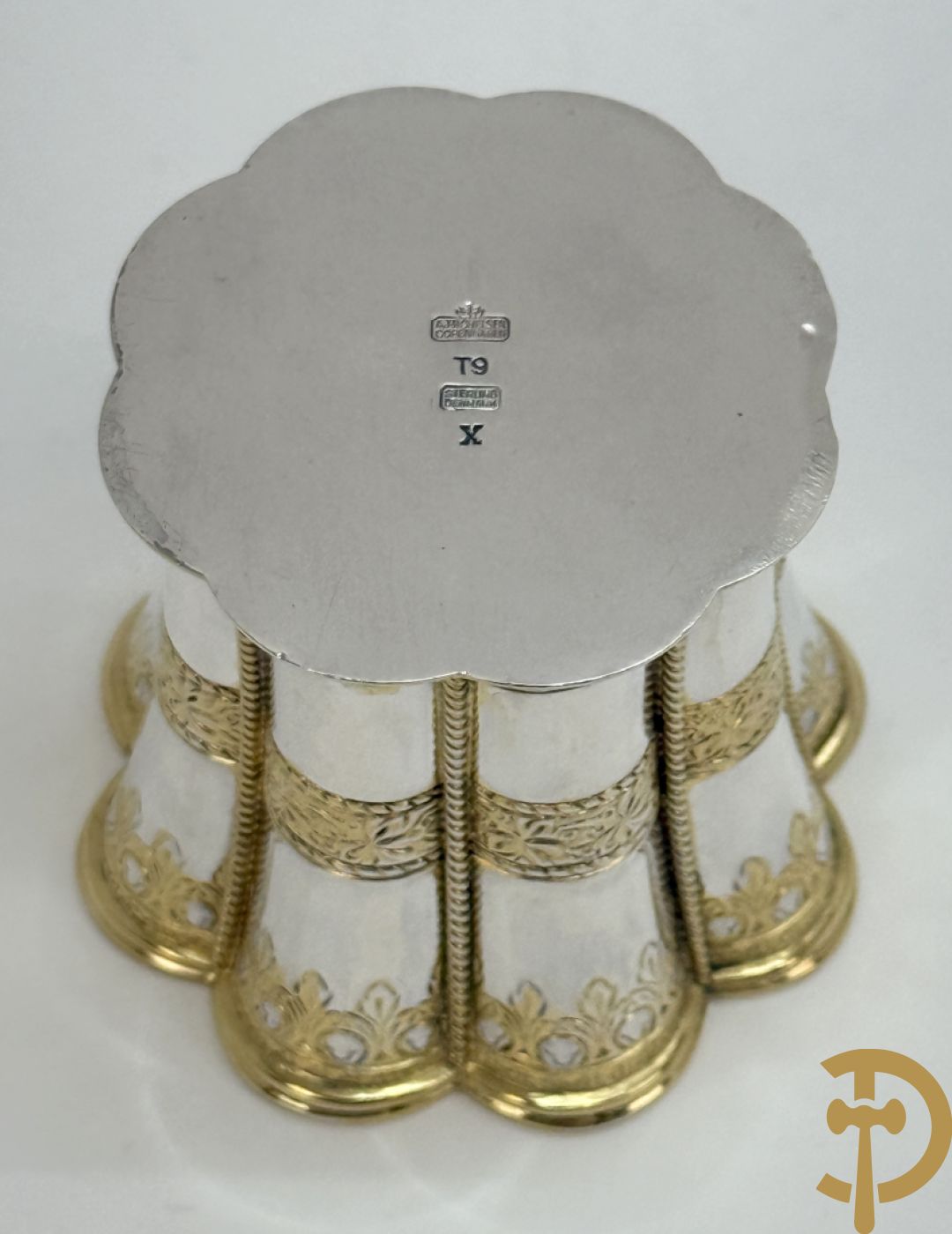 Massief zilveren Margrete beker met vergulde motieven en vermeil binnenin, maker Michelsen A., Serling silver