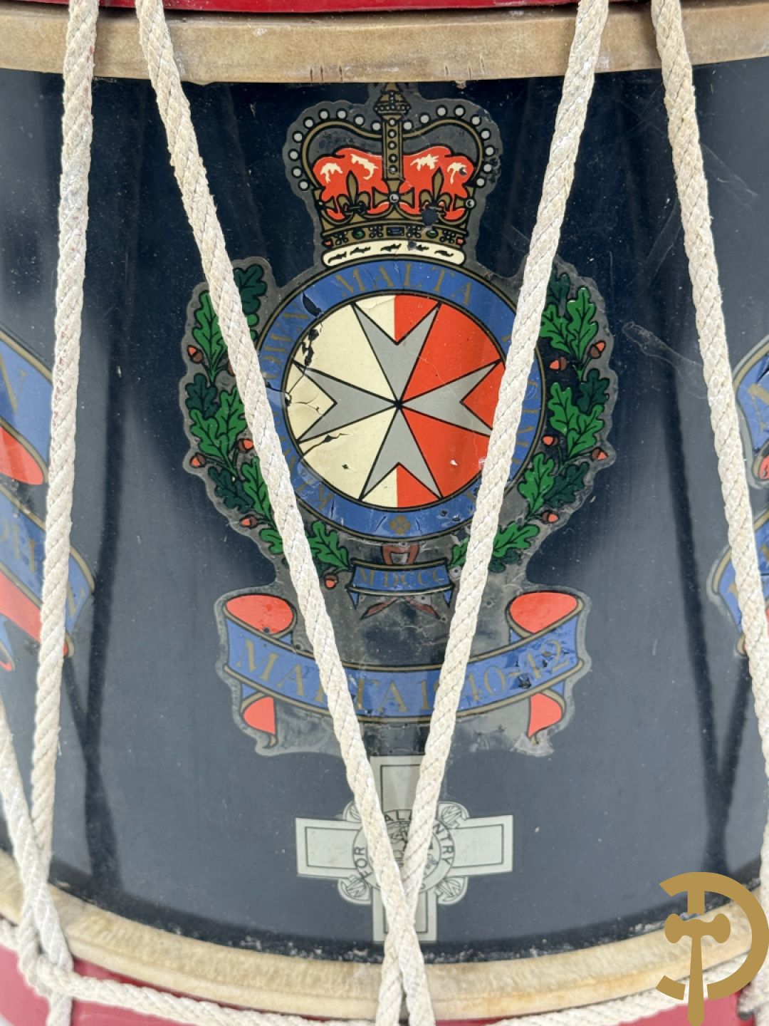 Antieke trommel met embleem van Malta Regiment, 1st. BN King