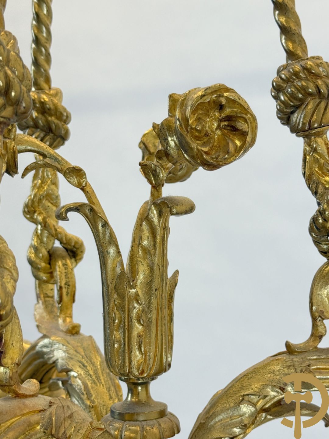 Bronzen drie armige luchter met 3 roosjes in het midden en bezet met accanthusranken