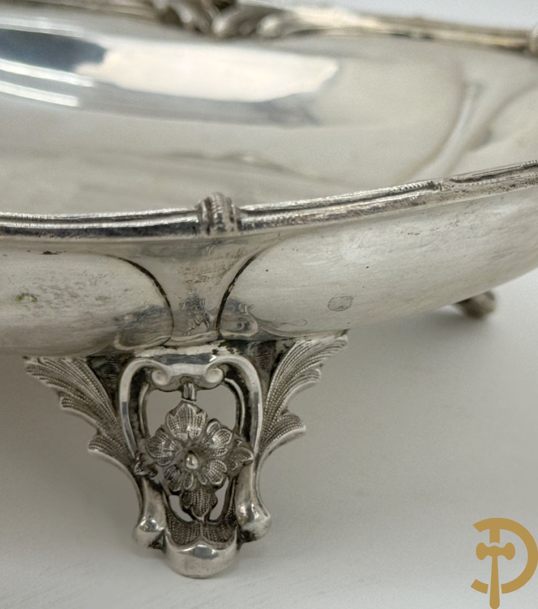 Massief zilveren coupe met accanthusranken en geciseleerd decor, op 4 elegante pootjes