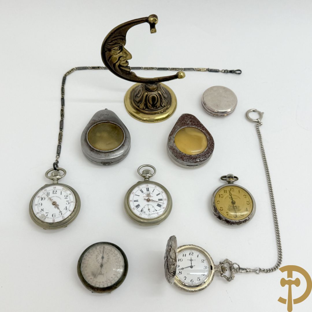 2 zakhorloges Roskpf + zakhorloge met jachtmotieven + zakhorlogehanger + 2 zakhorlogekasten + chrono (na te zien) + zakhorloge Bacschmed