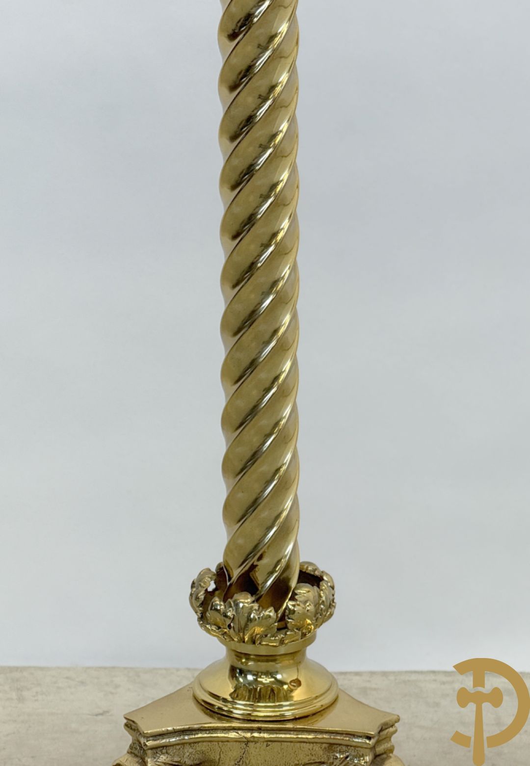 Bronzen staande koperen lampadaire op getorste voet + bronzen lampadaire op gecanneleerde voet