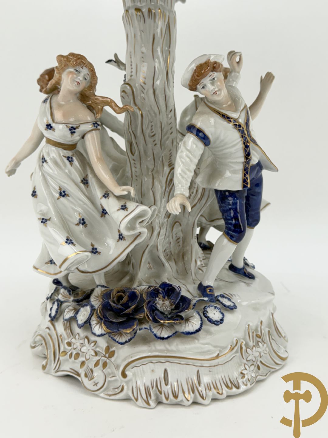 Porseleinen lampadaire met 4 dansende figuren, bovenaan met bloemenknop bezet