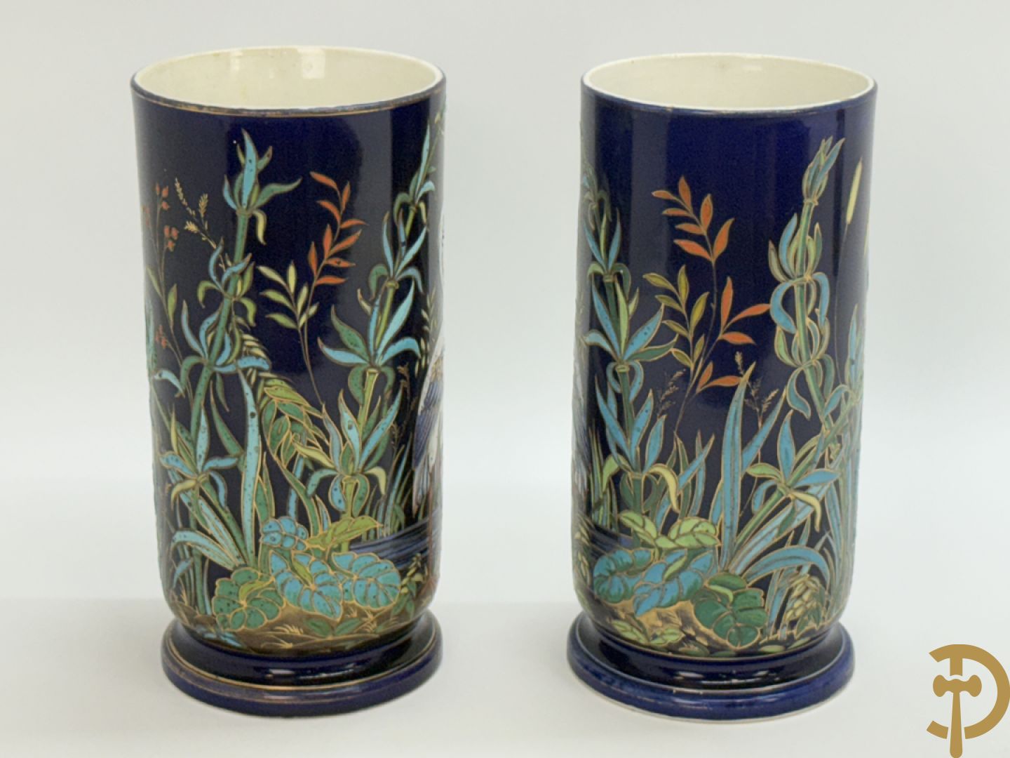 Paar vazen in gekleurde faience met decor van ooievaars in natuurlandschap