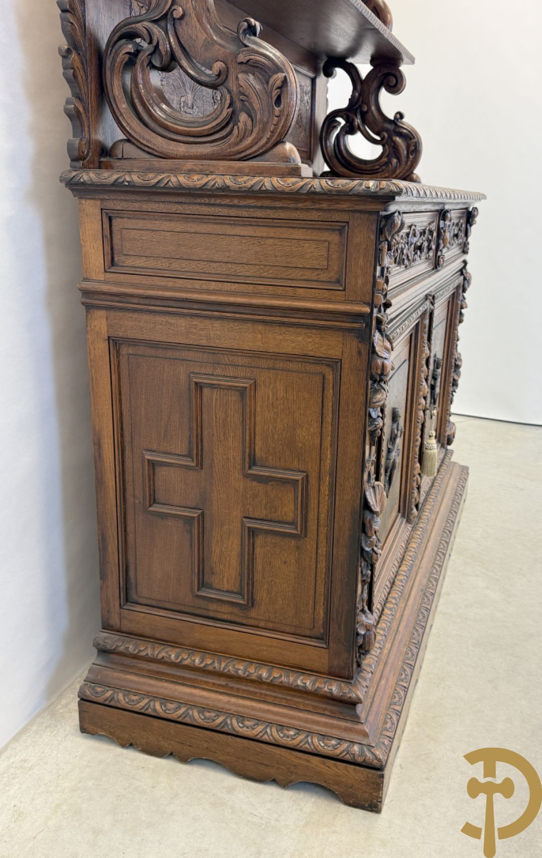Massief eiken Neo Renaissance vaiselier met sculptuur van fruit en accanthusranken, 19e