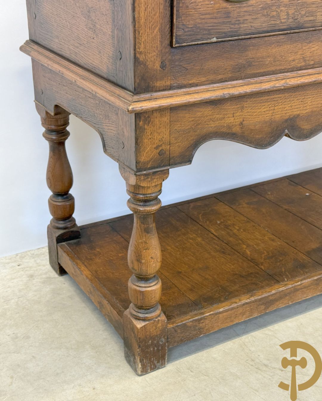 Massief eiken Engelse side board met 2 lades, op ballusterpoten