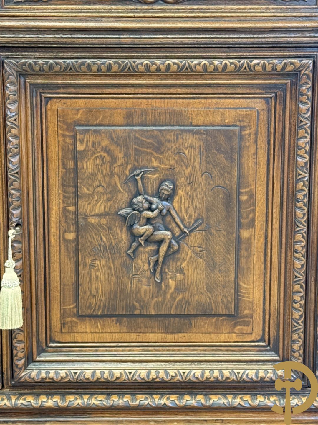 Massief eiken Neo Renaissance vaiselier met sculptuur van fruit en accanthusranken, 19e