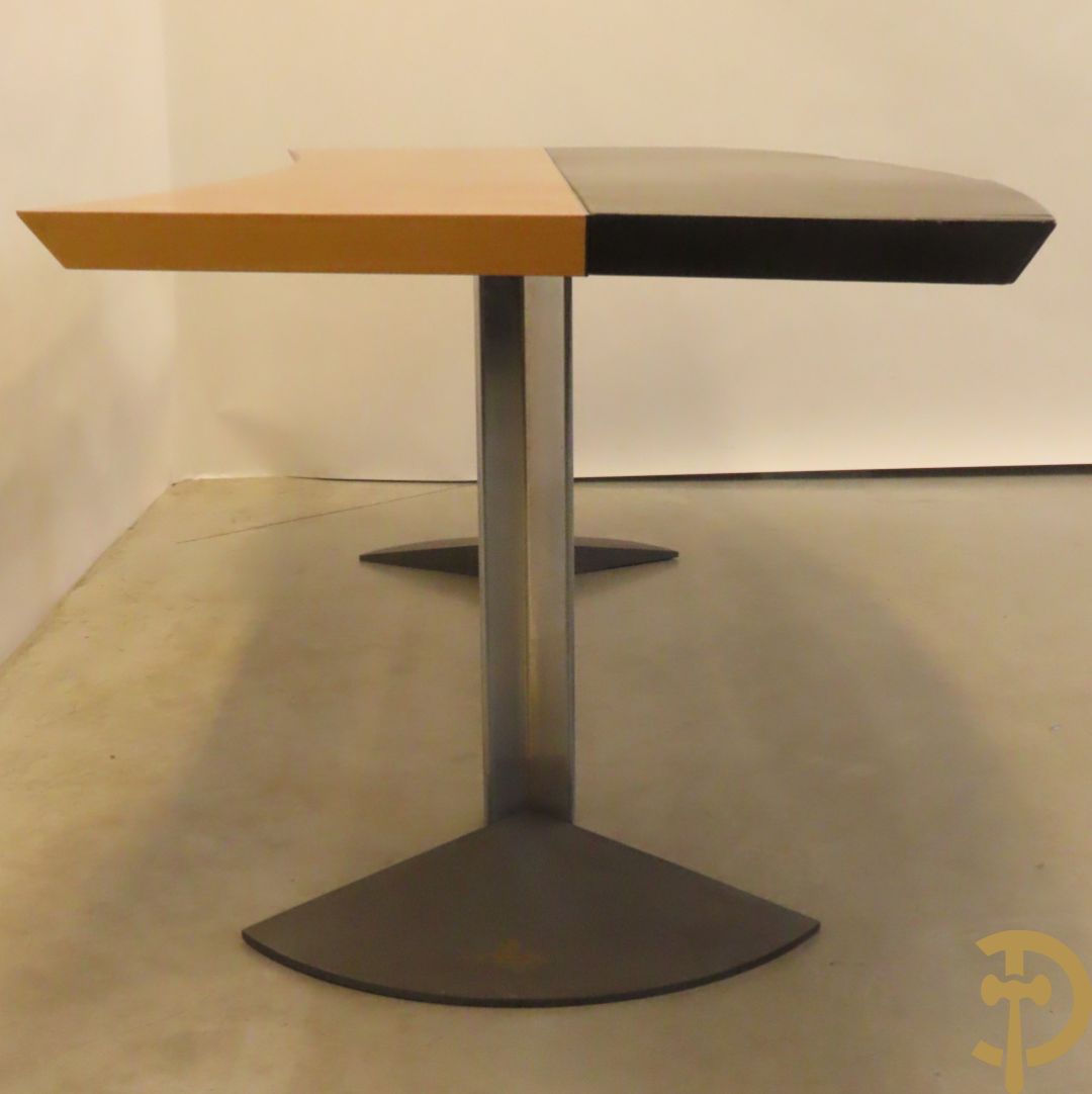 Designbureel met halfrond blad van notelaar met leder bekleed op gietijzeren onderstel met chromé afwerking
