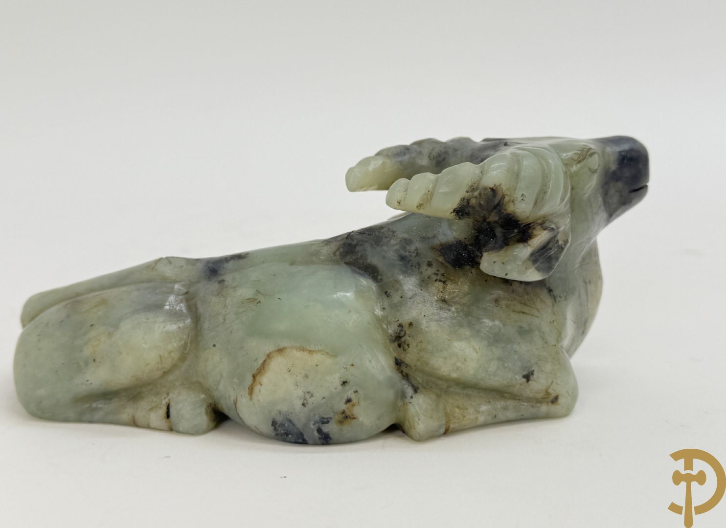Drie Chinese handgestoken sculpturen van rammen en gevleugelde fo hond en in speksteen en jadeiet