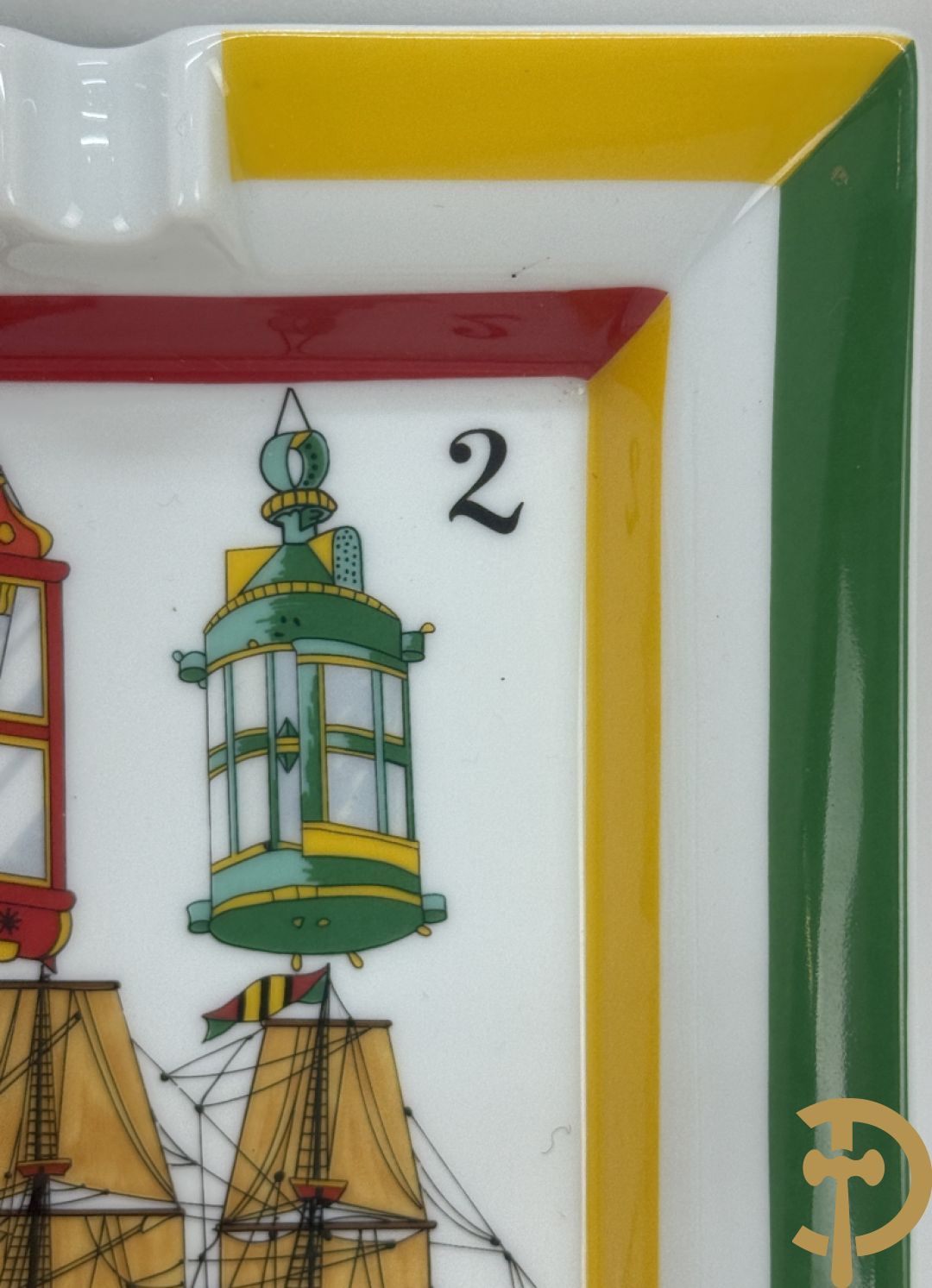Twee porseleinen asbakken met afbeelding maquette van boot, Hermes Paris made in France getekend