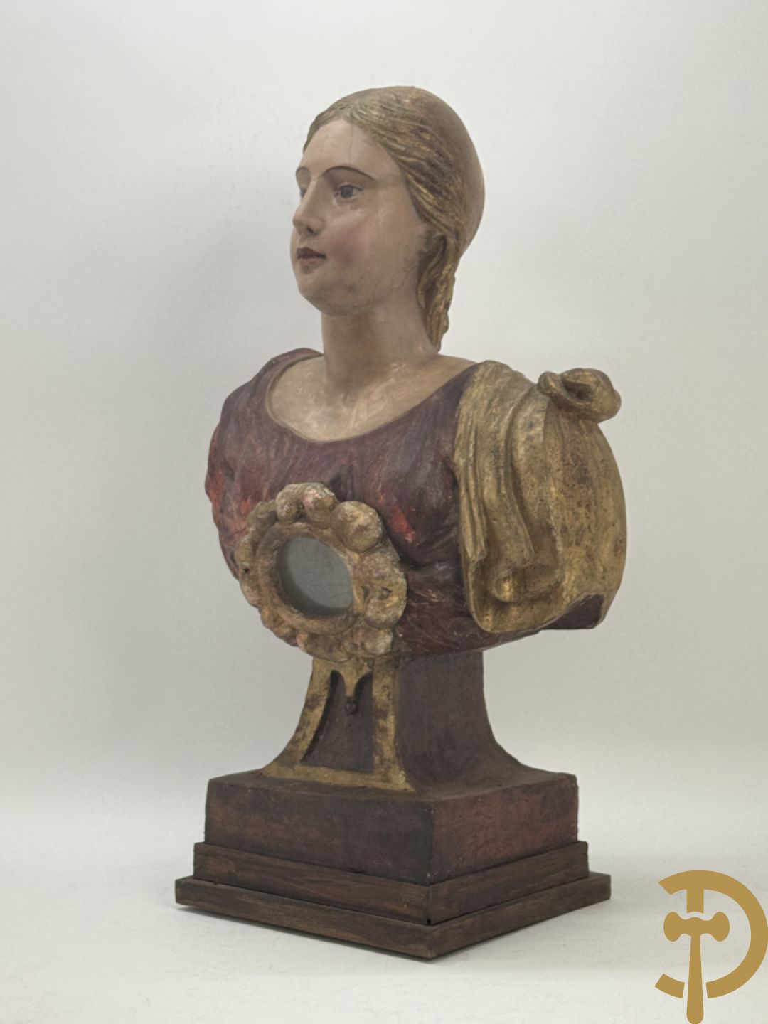 Houtgesculpteerde en gepolychromeerde damesbuste met reliekhouder