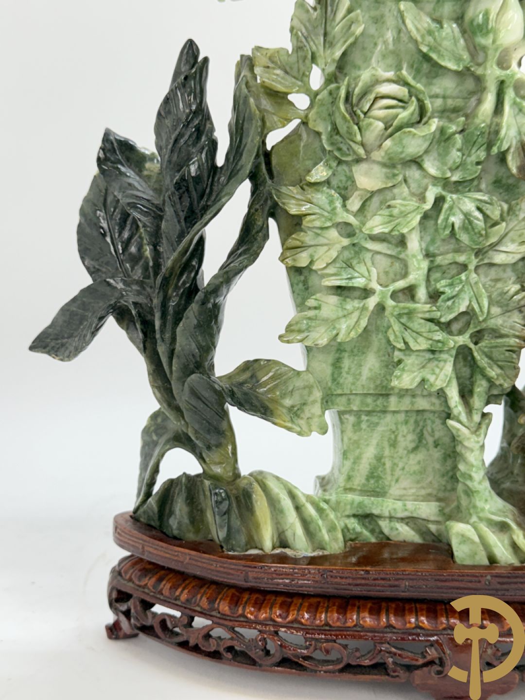 Chinese handgesculpteerde sculptuur in speksteen met amfoor, bloemen en vegelmotieven (tweedelig)