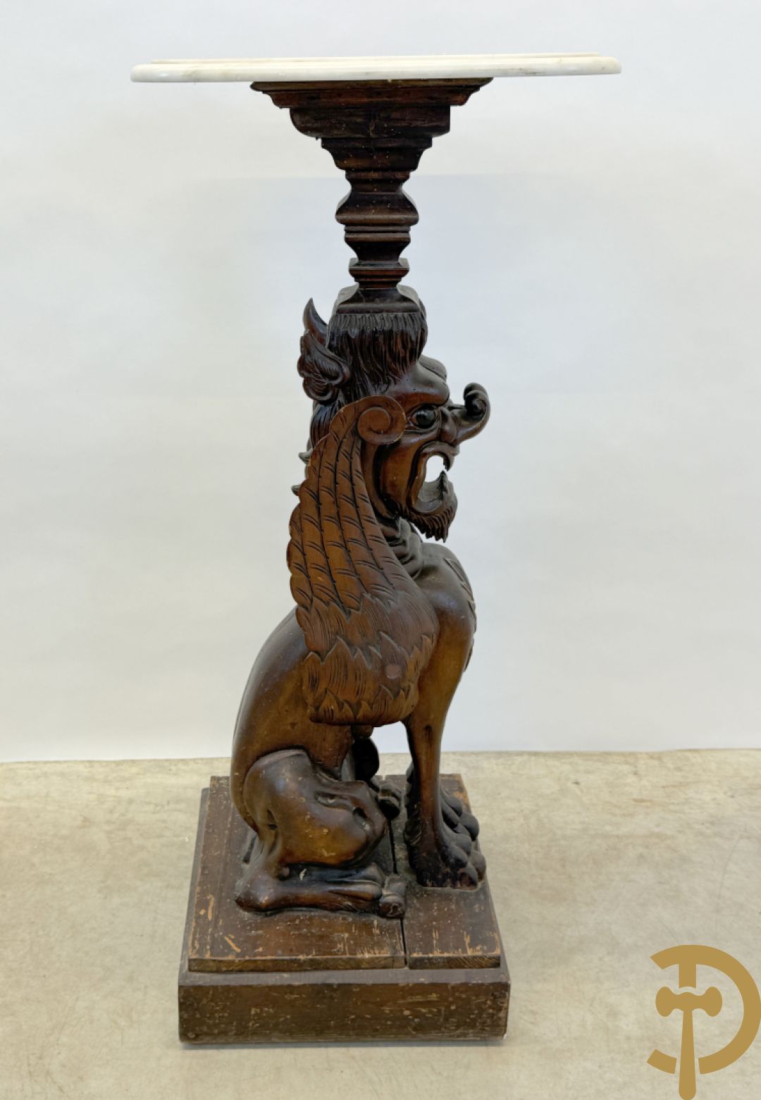 Houtgesculpteerde sokkel in de vorm van een handgesculpteerde fo hond bezet met marmeren plateau