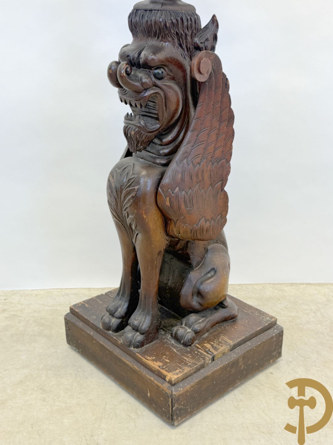 Houtgesculpteerde sokkel in de vorm van een handgesculpteerde fo hond bezet met marmeren plateau