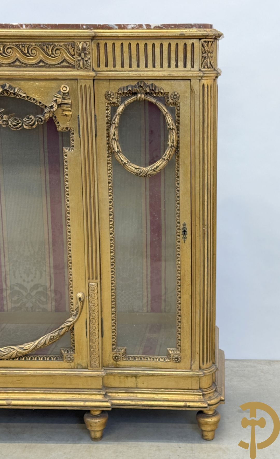 Vergulde Louis XVI vitrine met 3 deuren, cannelures en guirlandes - bovenaan met marmeren blad