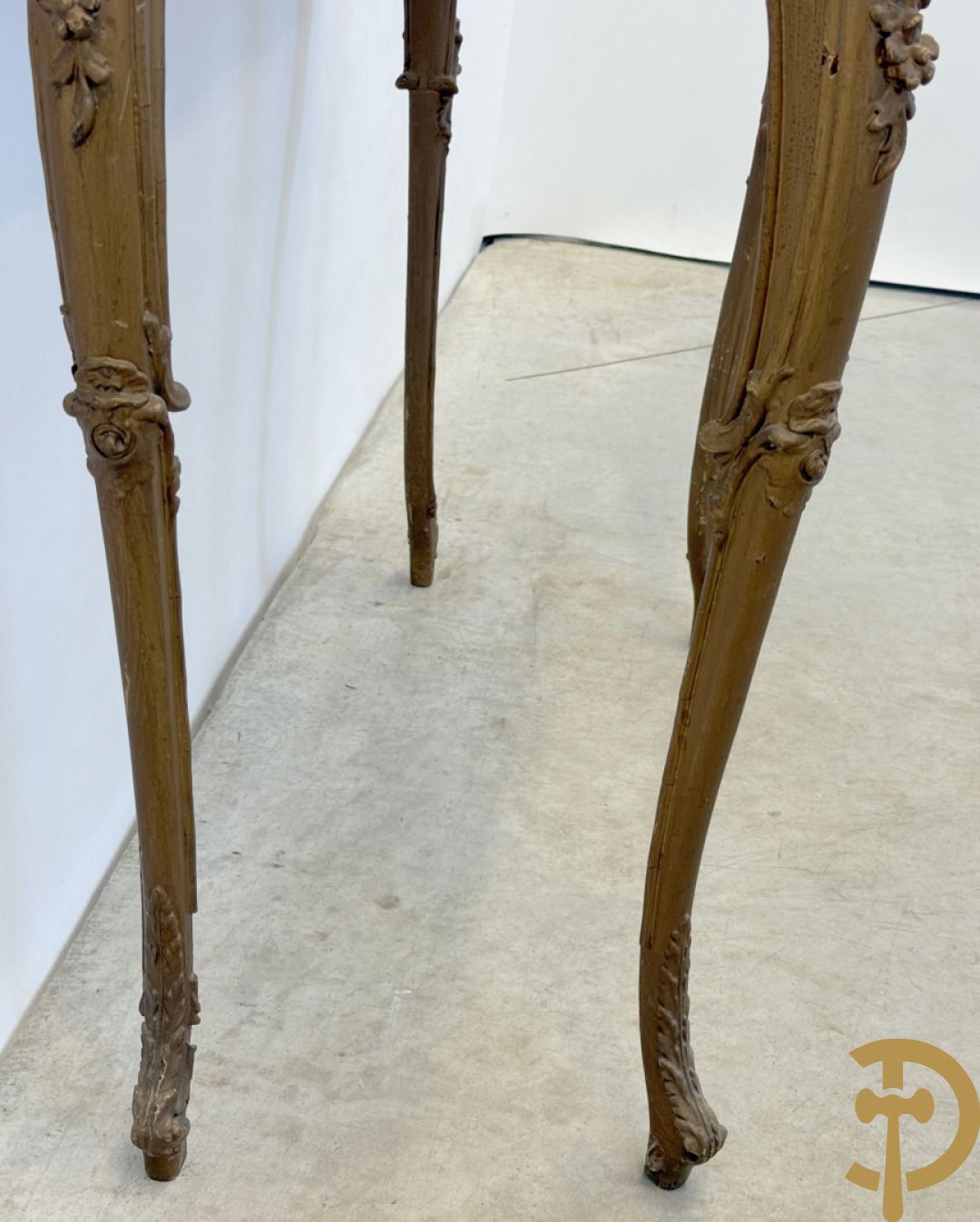 Vergulde Louis XV juwelenvitrine met openklapbaar deksel, bezet met rocailles, op voluutvormige poten