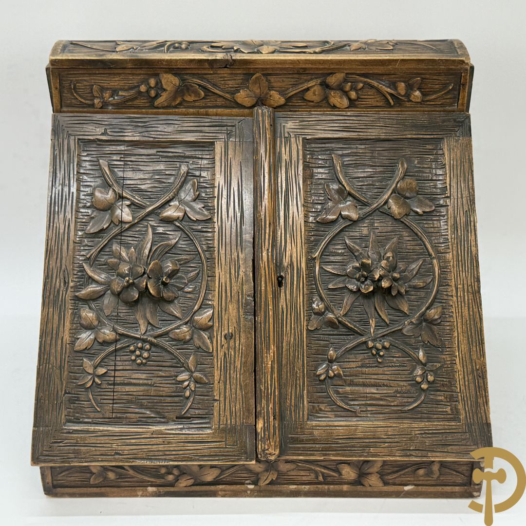 Houtgesculpteerde openklapbare brievenhouder met bloemensculptuur, laat 19e