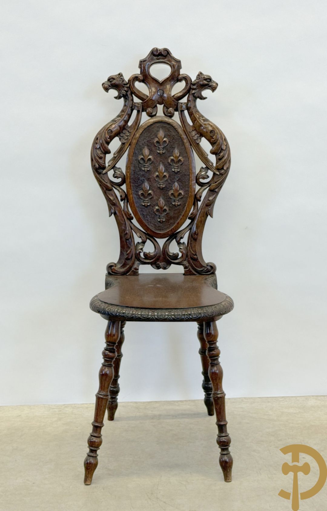 Eiken Neo Renaissance bijzetstoel scabello met decor van Franse lelies en leeuwenkoppen