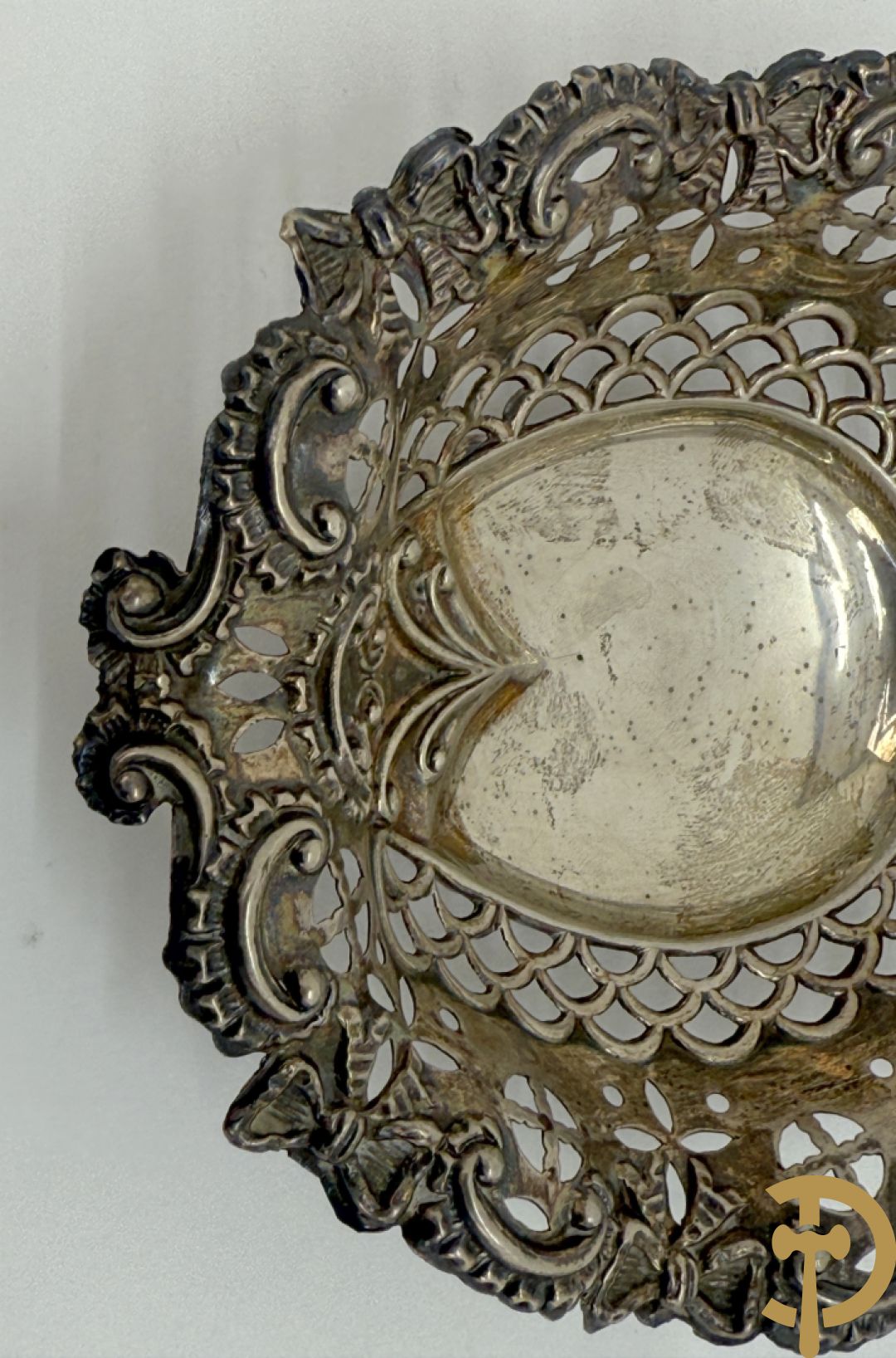 Massief zilveren schaaltje met Louis XV motieven, Delheid + bonbonnière met zilveren deksel + massief zilveren geajoureerd schaaltje + lakzegel met bewerkt handvat