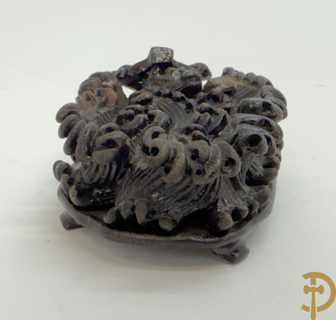 Drie Chinese handgestoken sculpturen van rammen en gevleugelde fo hond en in speksteen en jadeiet