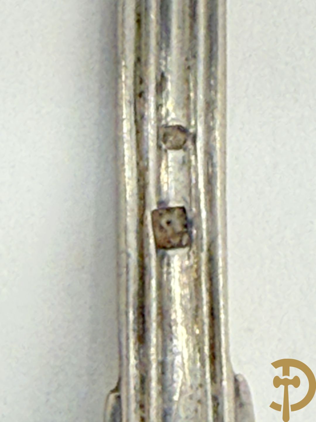 Massief zilveren bestek Louis Philippe model met initialen bestaande uit 13 soeplepels (853 gram), 9 vorken (657 gram), 3 dessertlepels (59 gram) en 1 pollepel (221 gram)