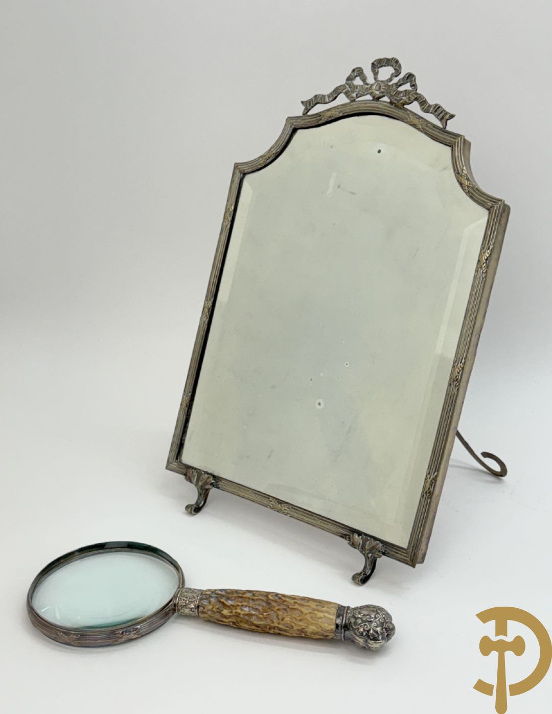 Verzilverde kader met Louis XVI motieven en geslepen spiegel + vergrootglas imet benen handvat en verzilverde montuur