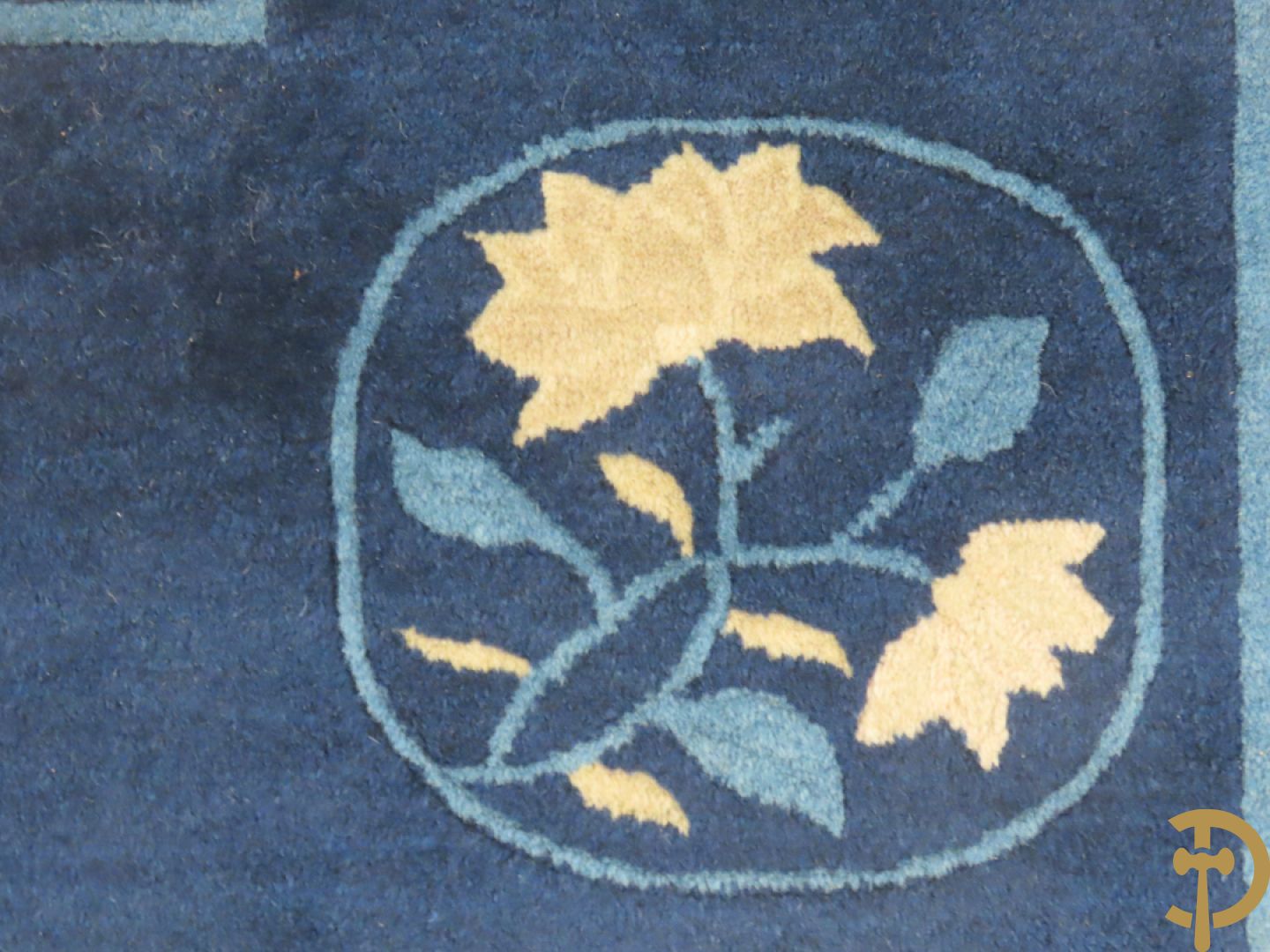 Antiek Aziatisch handgeknoopt tapijt met bloemen- en vazendecor