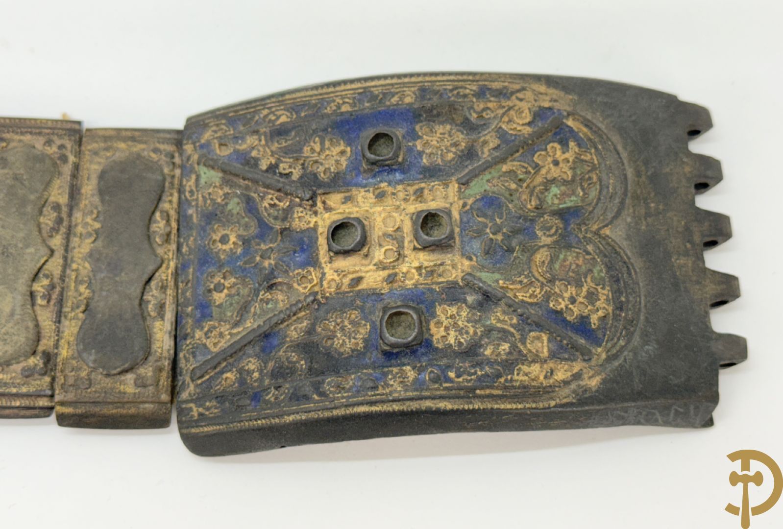 Gekleurde metalen riem met koperen lemmetten en bronzen sluiting