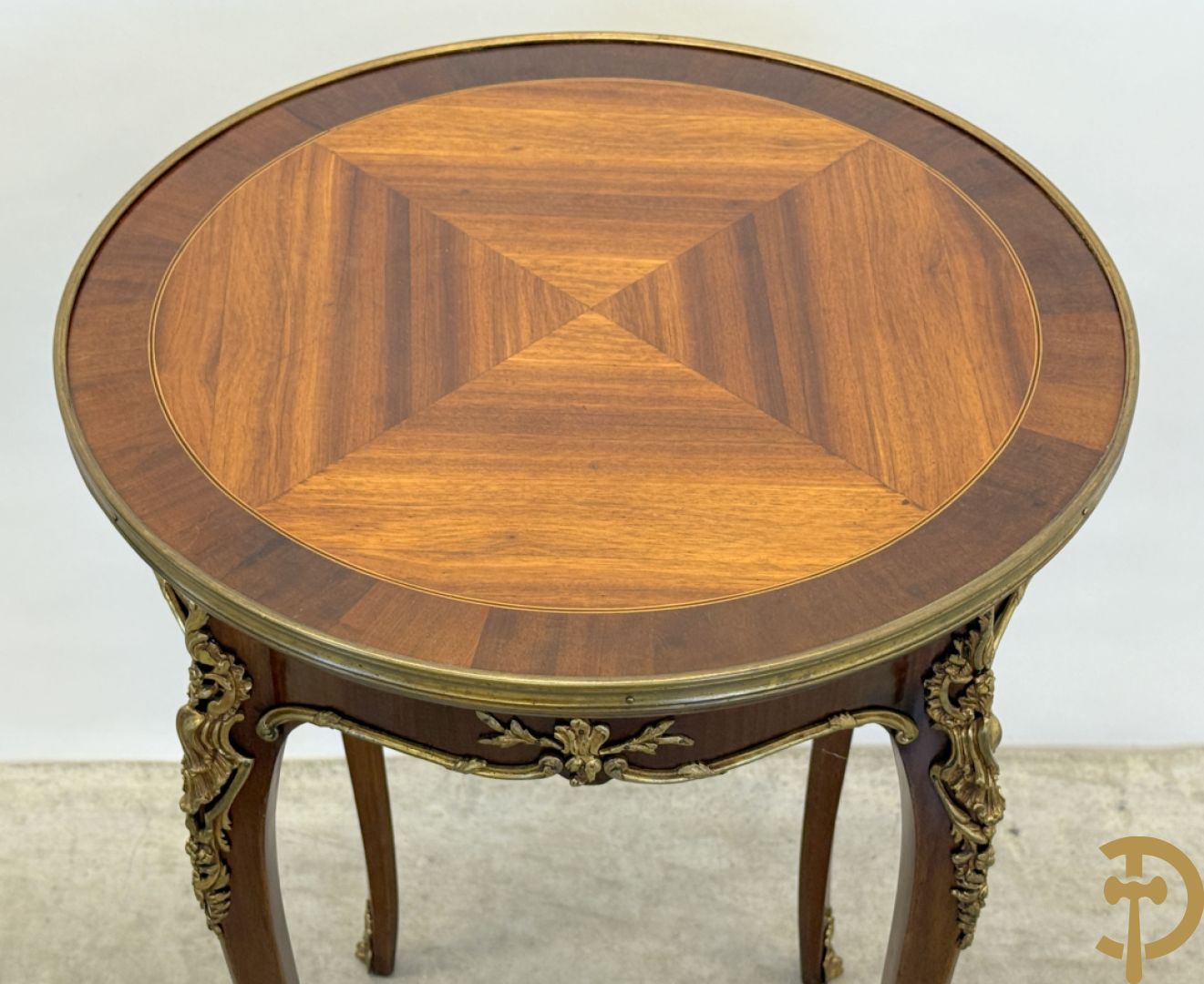 Mahoniehouten ronde bijzettafel met Louis XV bronsbeslag op 4 voluutvormige poten