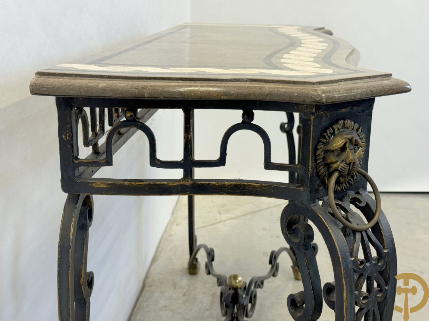 Gepatineerde smeedijzeren wandconsole met marmeren blad met inleg, op voluutvormige poten