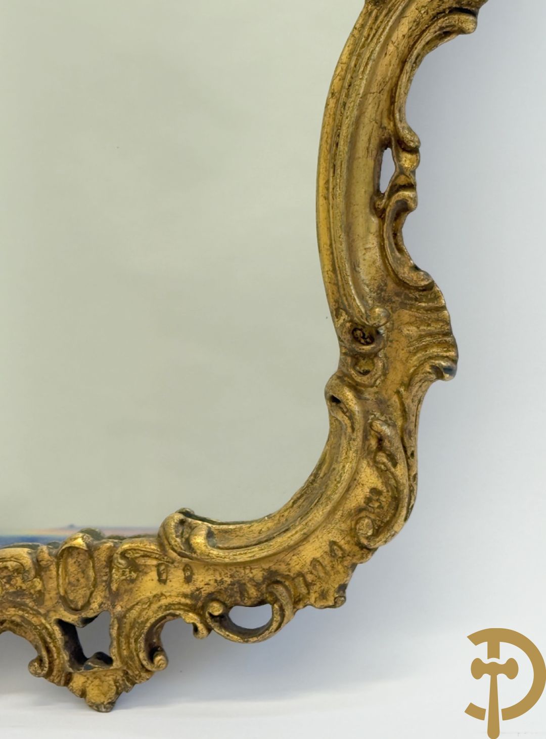 Vergulde spiegel met rocailles en bloemenmotieven, Louis XV stijl