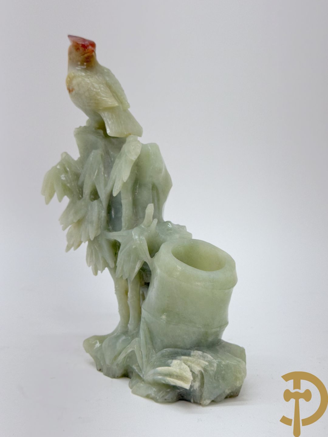 Vier Chinese handgesculpteerde vogels in jadeiet met bloemendecoratie