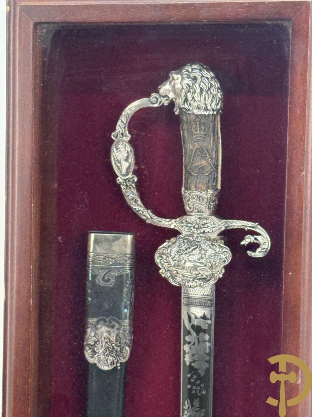 Der Hirschfänger, replica zwaard uitgegeven door Deutches Jagd und Fischereimuseum in een wandvitrine voorgesteld