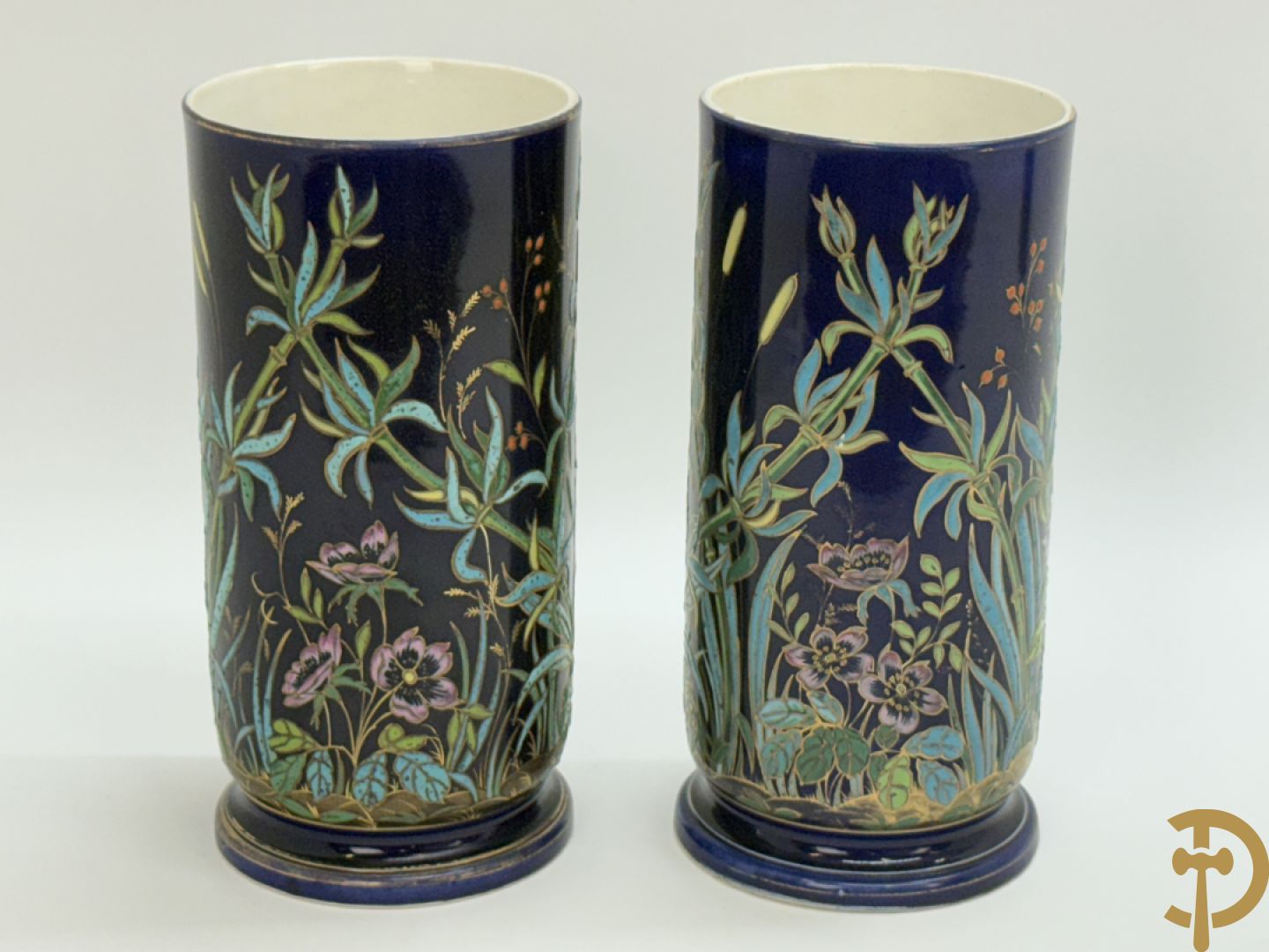 Paar vazen in gekleurde faience met decor van ooievaars in natuurlandschap