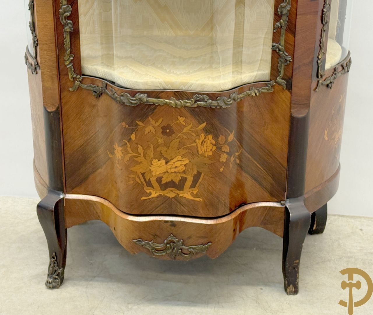 Notelaren Louis XV vitrine met gebogen glas, bezet met bronsbeslag en onderaan met bloemenmarketterie