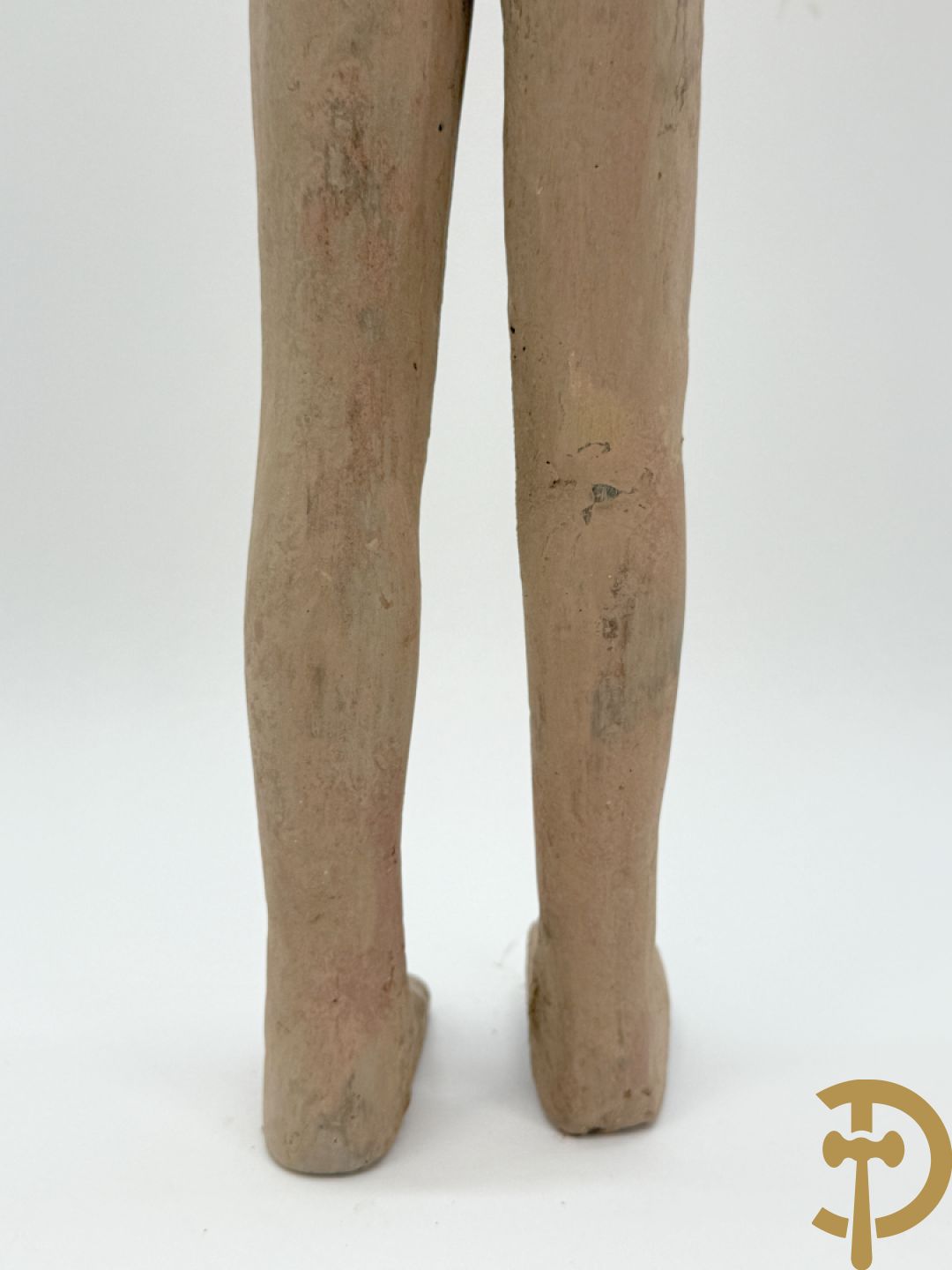 Terra cotta figuur van een Chinese staande man, Han dynastie, tussen 202 voor Christus en 240 na Christus, grafvondst uit Xian bij aanleg van de luchthaven