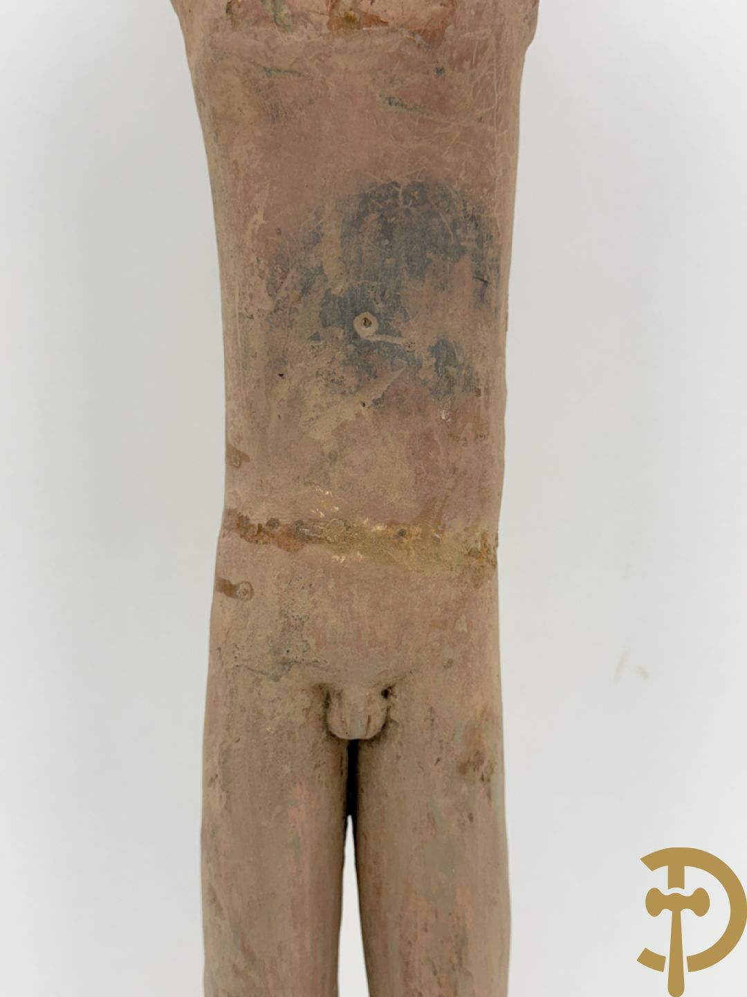 Terra cotta figuur van een Chinese staande man, Han dynastie, tussen 202 voor Christus en 240 na Christus, grafvondst uit Xian bij aanleg van de luchthaven