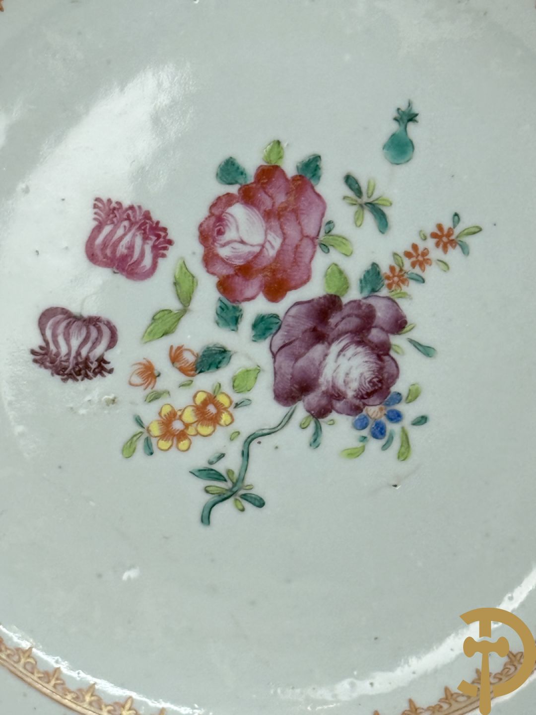 Negen Famille rose bordjes w.o. zes plat gekartelde, 1 diep gekartelde en 2 vlakke met bloementaferelen