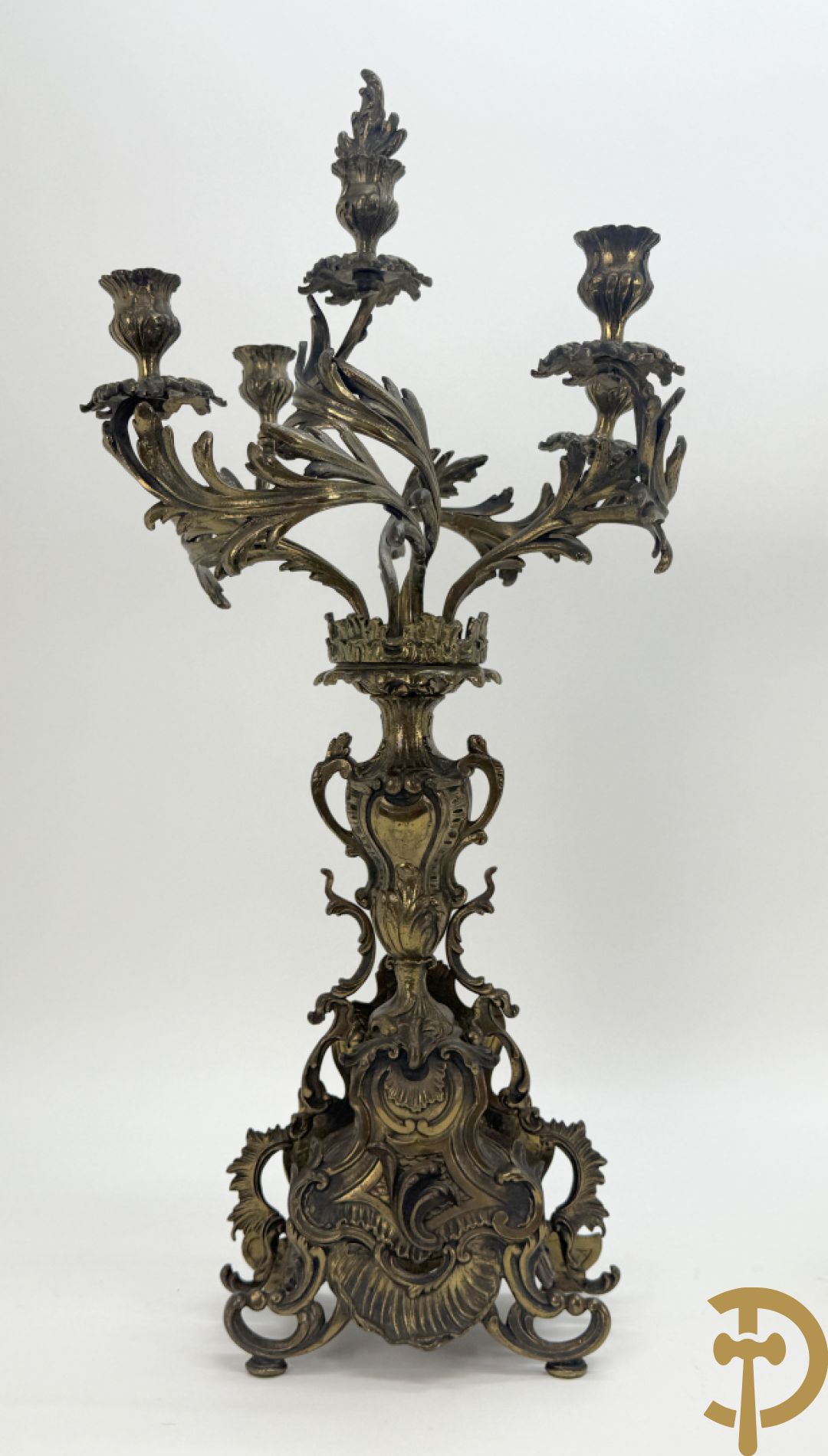 Driedelige koperen garnituur bestaande uit middenstuk bezet met amfoor en paar kandelaars , Louis XV stijl