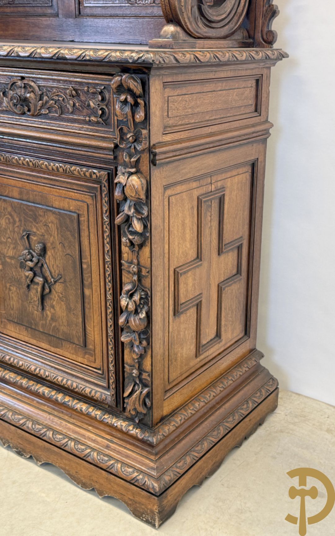 Massief eiken Neo Renaissance vaiselier met sculptuur van fruit en accanthusranken, 19e