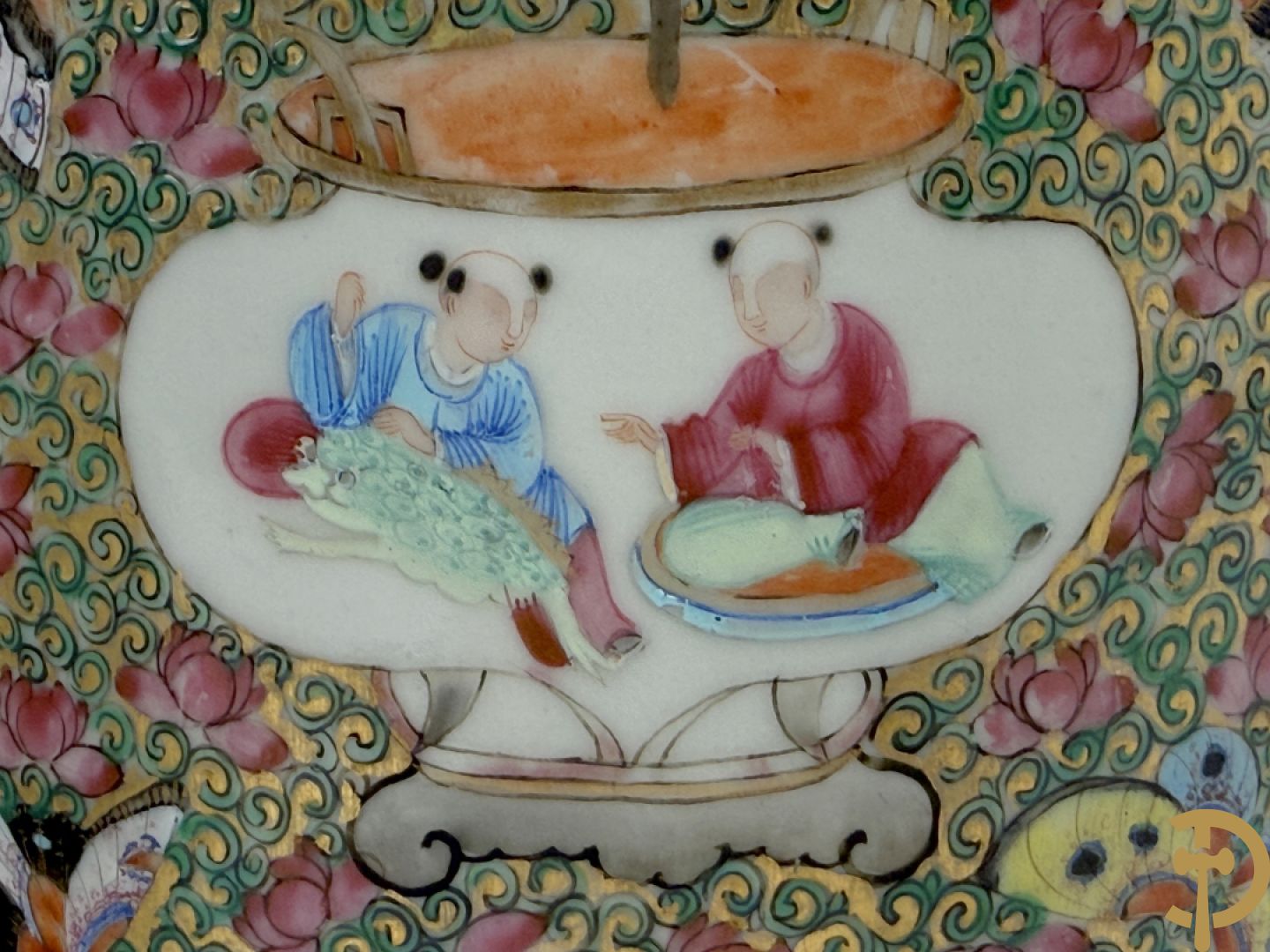 Paar Chinese porseleinen famille rose Kanton vazen met geanimeerd decor en zijdelings met fo honden