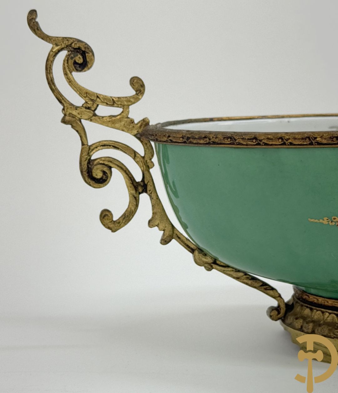 Sèvres cachepot met dubbel decor van handbeschilderde romantische dames en bloemendecor + cachepot in Frans porselein met bloemendecor gevat in bronzen houder + Limoges medici vaas met zwanehalzen