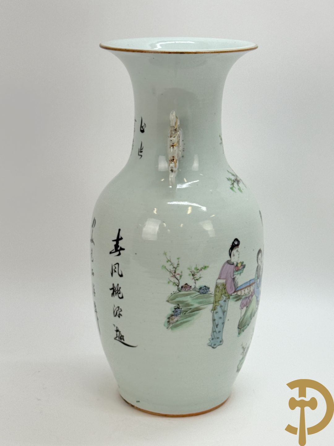 Chinese porseleinen vaas met decor van dames in landschap