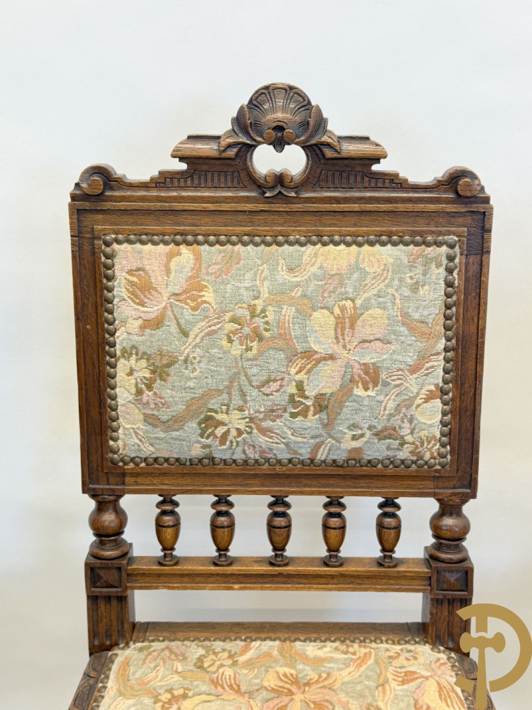 Massief eiken dolfijnetafel met knorrenlijst en leeuwenkoppen, Neo Renaissence stijl + 6 eiken stoelen met sculptuur