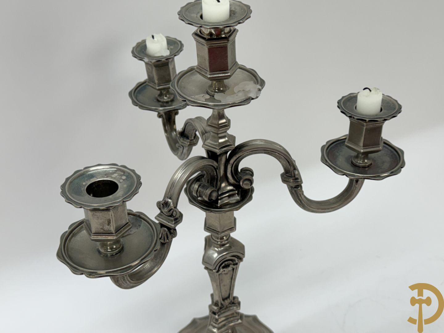 Paar Franse verzilverde metalen vierarmige kandelaars, Louis XIV stijl