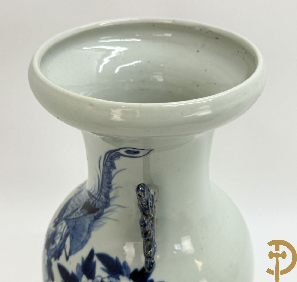 Twee Chinese porseleinen celadonvazen met blauw wit bloemen en vogeldecor + cachepot met vazendecor