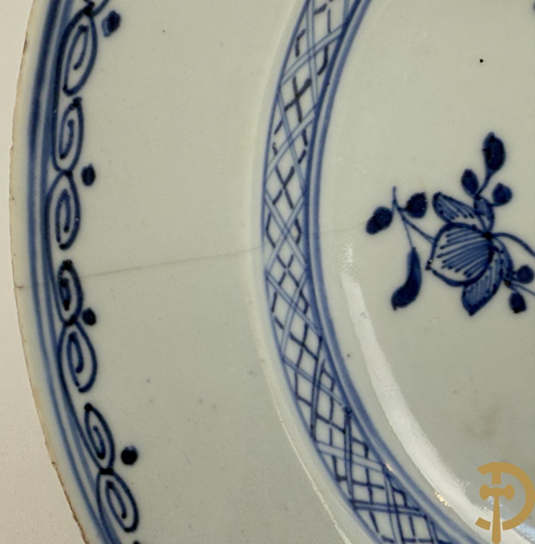 Vijf Chinese porseleinen bordjes met bloemendecor + 3 Japanse bordjes