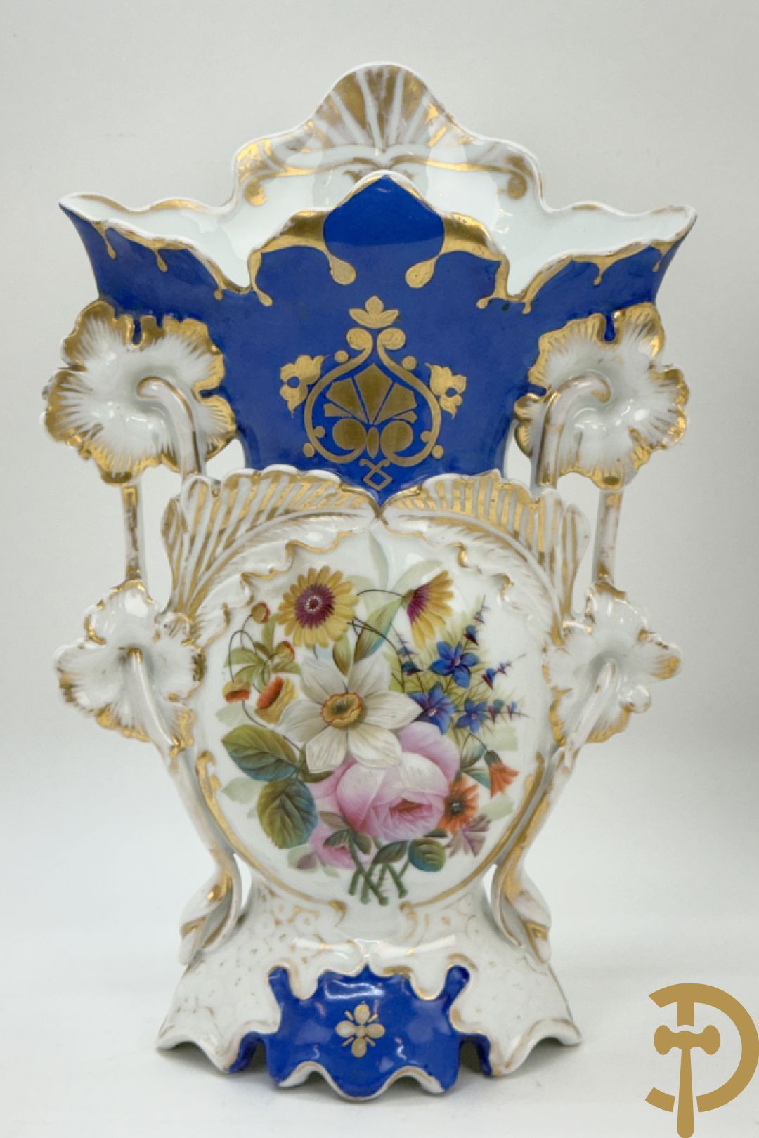 Paar Vieux Paris cornetvazen met handbeschilderd bloemendecor + Vieux Paris cornetvaas met decor van elegante dame