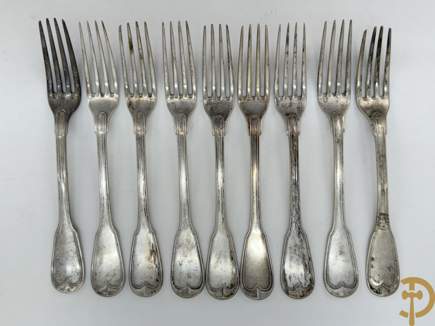 Massief zilveren bestek Louis Philippe model met initialen bestaande uit 13 soeplepels (853 gram), 9 vorken (657 gram), 3 dessertlepels (59 gram) en 1 pollepel (221 gram)